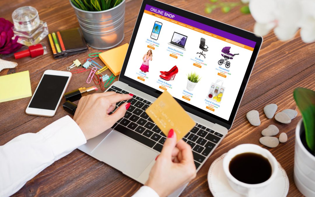 Wanita berbelanja online di laptop dan membayar barang yang dibeli dengan kartu kredit